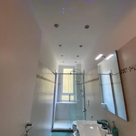 Close To The Coloseum, 2 Minutes Walk From Metro A * 로마