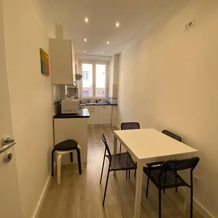 Apartment Close To The Coloseum, 2 Minutes Walk From Metro A Rome