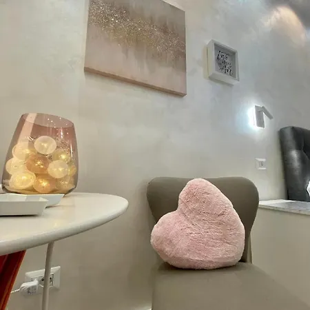 Lägenhet Close To The Coloseum, 2 Minutes Walk From Metro A Rom