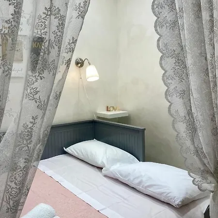 Lägenhet Close To The Coloseum, 2 Minutes Walk From Metro A Rom