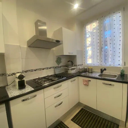 Close To The Coloseum, 2 Minutes Walk From Metro A * Rom