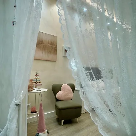 Close To The Coloseum, 2 Minutes Walk From Metro A Rom